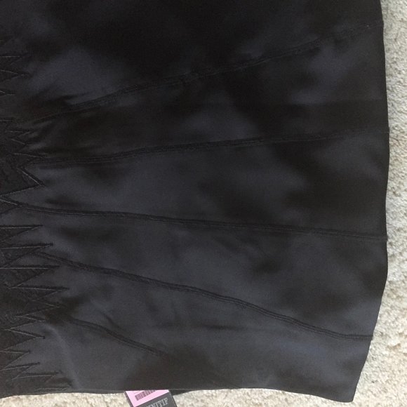 NEW LISTING Dressy skirt - Picture 3 of 6